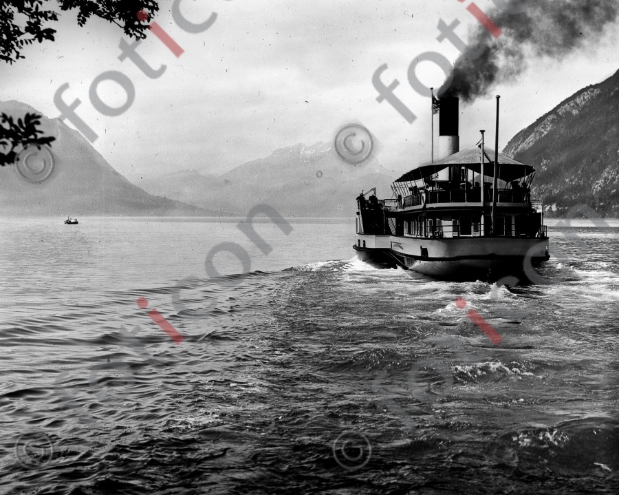 Dampfer auf dem Vierwaldstädtersee | Steamer on Lake Lucerne - Foto foticon-simon-021-011-sw.jpg | foticon.de - Bilddatenbank für Motive aus Geschichte und Kultur